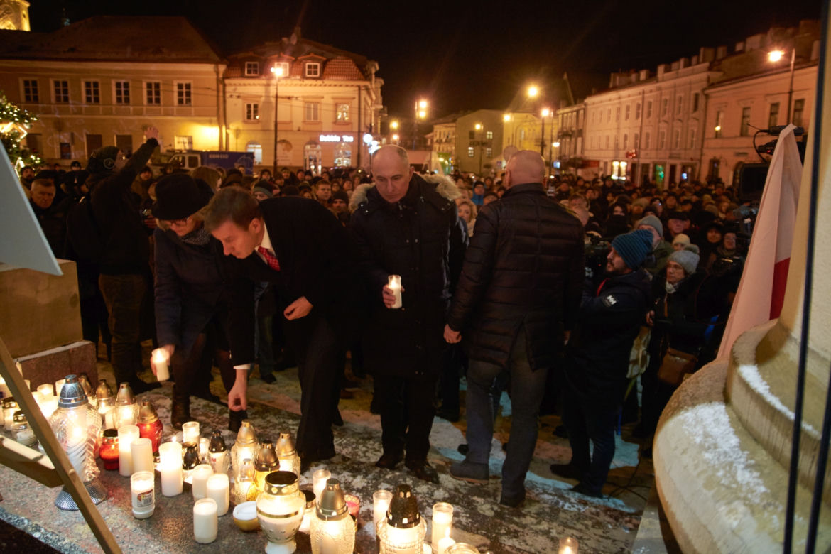 Lublin solidarny z Gdańskiem. Setki osób przed ratuszem