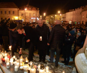 Lublin solidarny z Gdańskiem. Setki osób przed ratuszem