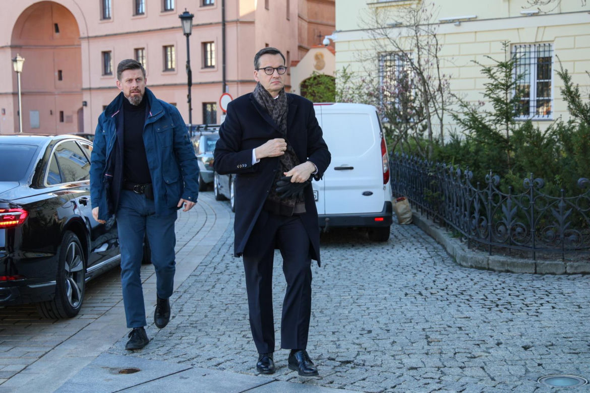 Były premier Mateusz Morawiecki w drodze na poranną mszę świętą w kościele Wniebowzięcia Najświętszej Maryi Panny i św. Józefa Oblubieńca w Warszawie