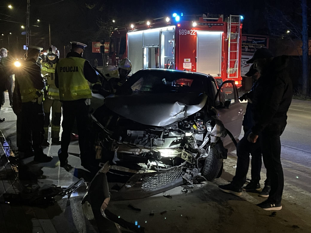 Huknął w ogrodzenie i zbiegł. W aucie była ciężarna kobieta