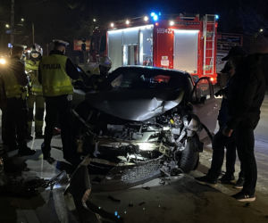 Huknął w ogrodzenie i zbiegł. W aucie była ciężarna kobieta