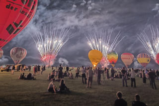 Setki dronów, balony i pirotechnika rozpaliły niebo. Spektakularny pokaz nad lotniskiem
