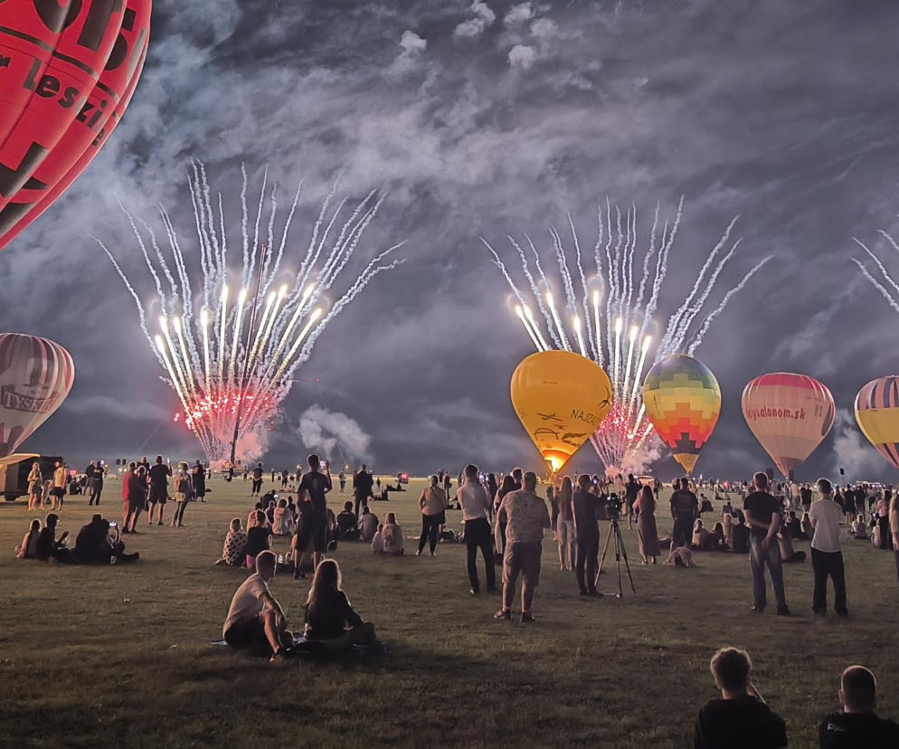 Setki dronów, balony i pirotechnika rozpaliły niebo. Spektakularny pokaz nad lotniskiem