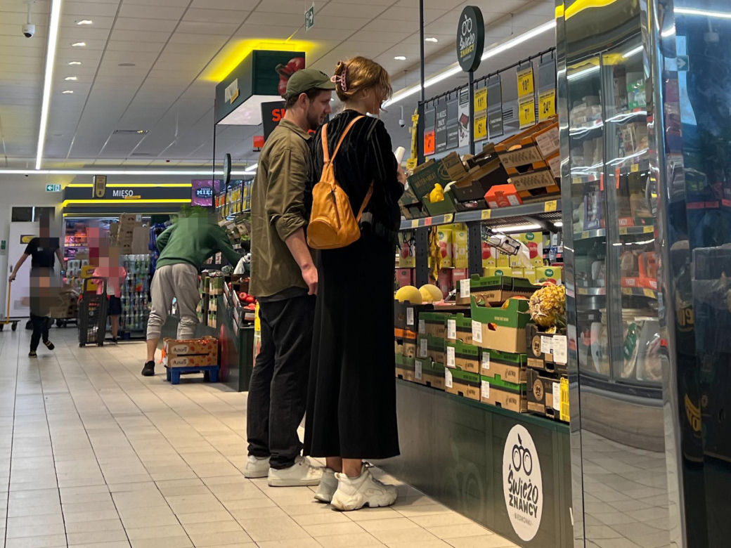 Antek Królikowski z partnerką na zakupach