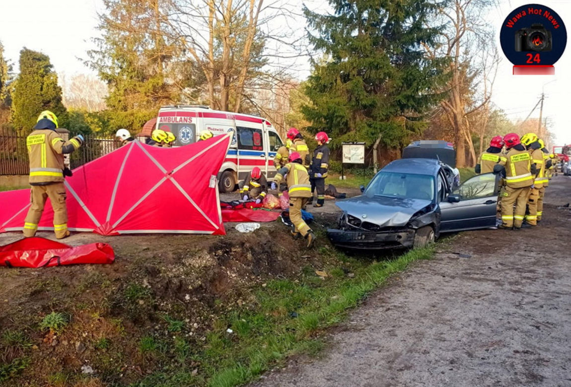> Tragedia w Tomicach. Jechali bez pasów, betonowy słup pękł jak zapałka. Są zarzuty dla młodego kierowcy