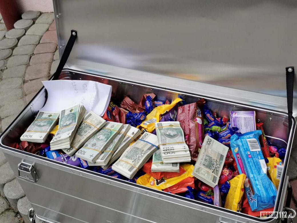 Podrzucono skrzynię pod drzwi domu dziecka. W środku 100 tys. zł