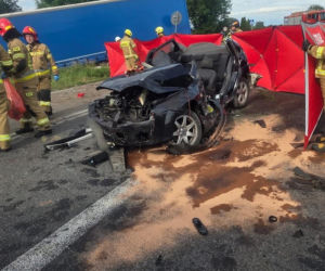 Wjechał Fordem pod ciężarówkę i uderzył w Skodę. 20-latka zabrał śmigłowiec. Tragiczny finał