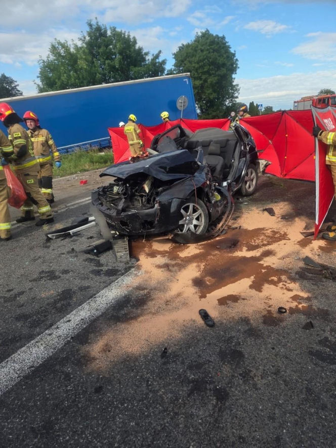 Wjechał Fordem pod ciężarówkę i uderzył w Skodę. 20-latka zabrał śmigłowiec. Tragiczny finał