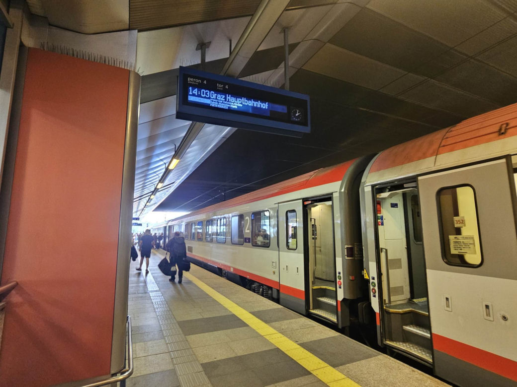 Miał być pociąg panoramiczny, przyjechał zwykły [GALERIA]