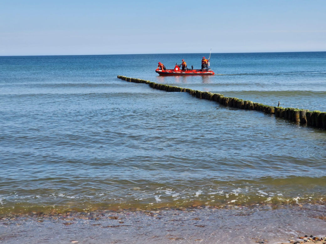 Akcja poszukiwawcza na plaży w Kołobrzegu