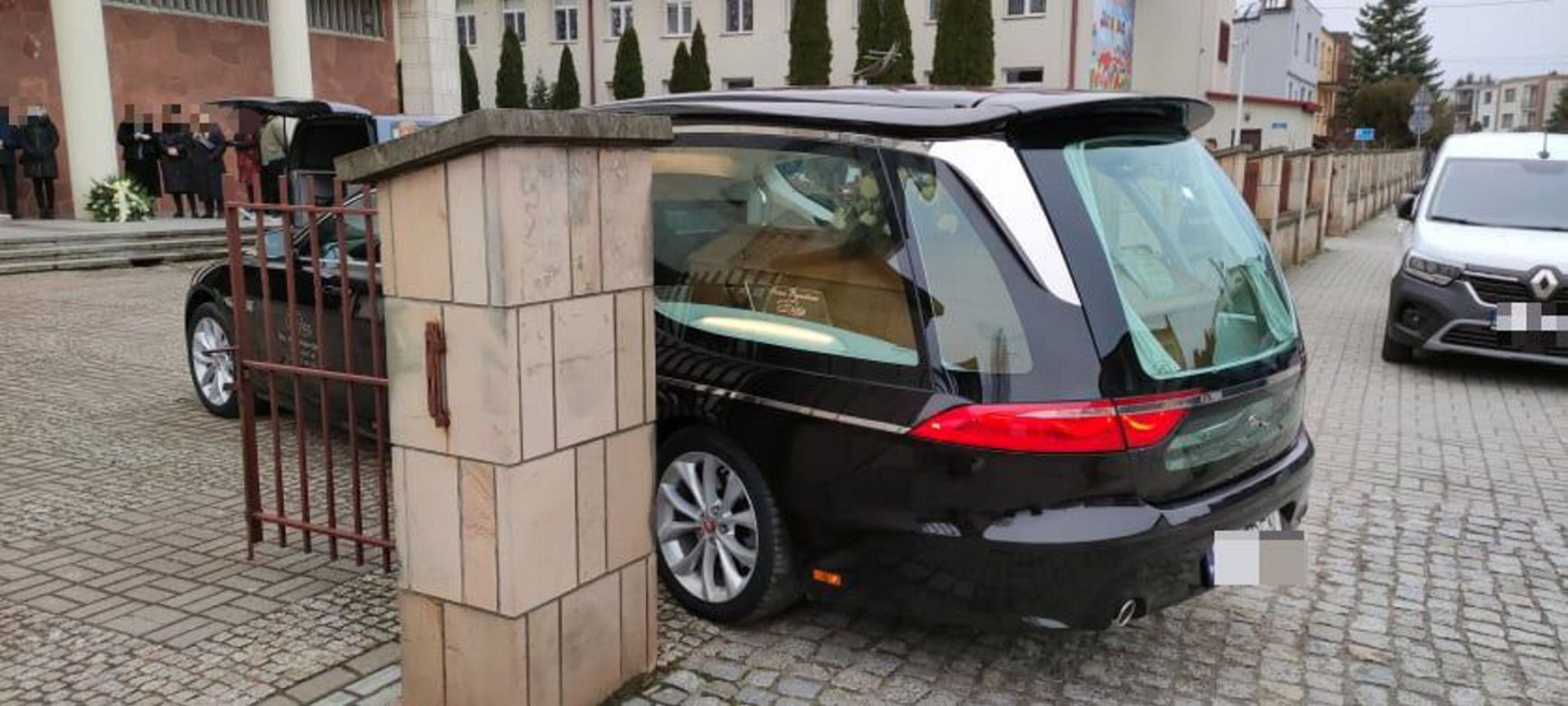 Zaszlachtował żonę i rzucił się z balkonu. Dziś wspólne pożegnanie Agnieszki i Roberta