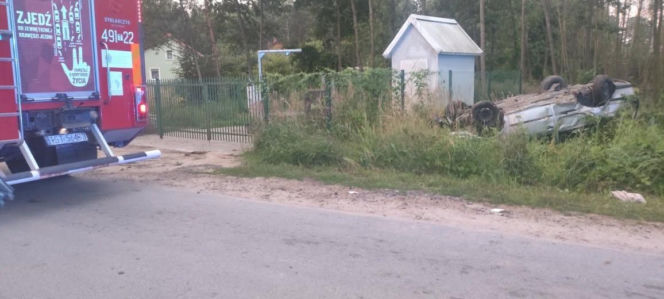 Poranne dachowanie w Wąchocku. Dwie osoby trafiły do szpitala