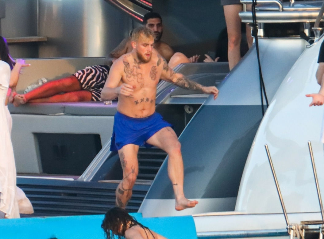 Jake Paul imprezuje na jachcie