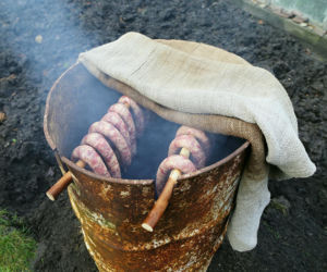 Jak zbudować domową wędzarnię z beczki? 