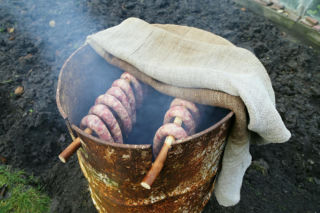 Domowa wędzarnia z beczki – krok po kroku, czyli jak zbudować wędzarnię w ogrodzie i czym ją przykryć