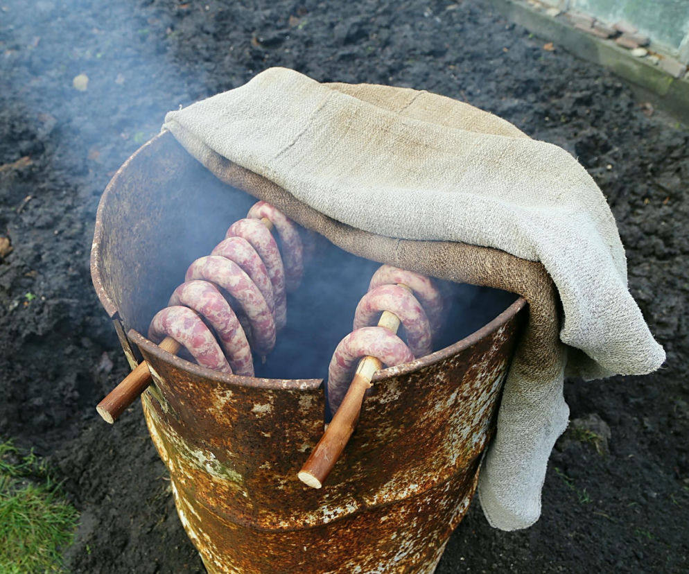 Jak zbudować domową wędzarnię z beczki? 