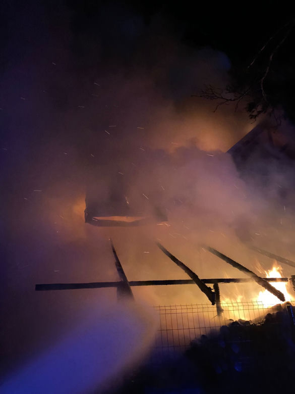 Pożar garażu i budynku w Cierpicach pod Toruniem. 10 zastępów straży w akcji