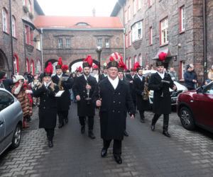 Barbórka 2025. Pobudka górnicza na Nikiszowcu w wykonaniu Orkiestry Wieczorek