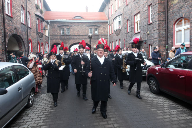 Barbórka 2025. Pobudka górnicza na Nikiszowcu w wykonaniu Orkiestry Wieczorek