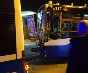 Kraków: Poranna kolizja dwóch autobusów linii 137 na pętli Krowodrza Górka. Uszkodzona została sieć trakcyjna [ZDJĘCIA]