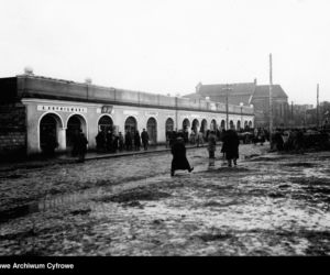 Hala targowa w Łomży. Widoczne szyldy sklepów, 1926 r.