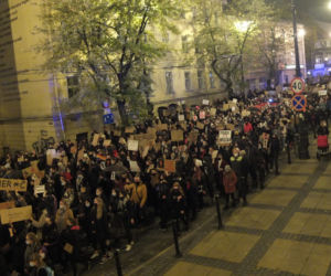 PROTEST KOBIET W LUBLINIE. KILKA TYSIĘCY OSÓB PRZEMASZEROWAŁO POD ARCHIKATEDRĘ I KURIĘ LUBELSKĄ. ŚWIĄTYNI MODLITWĄ BRONILI PRAWICOWCY