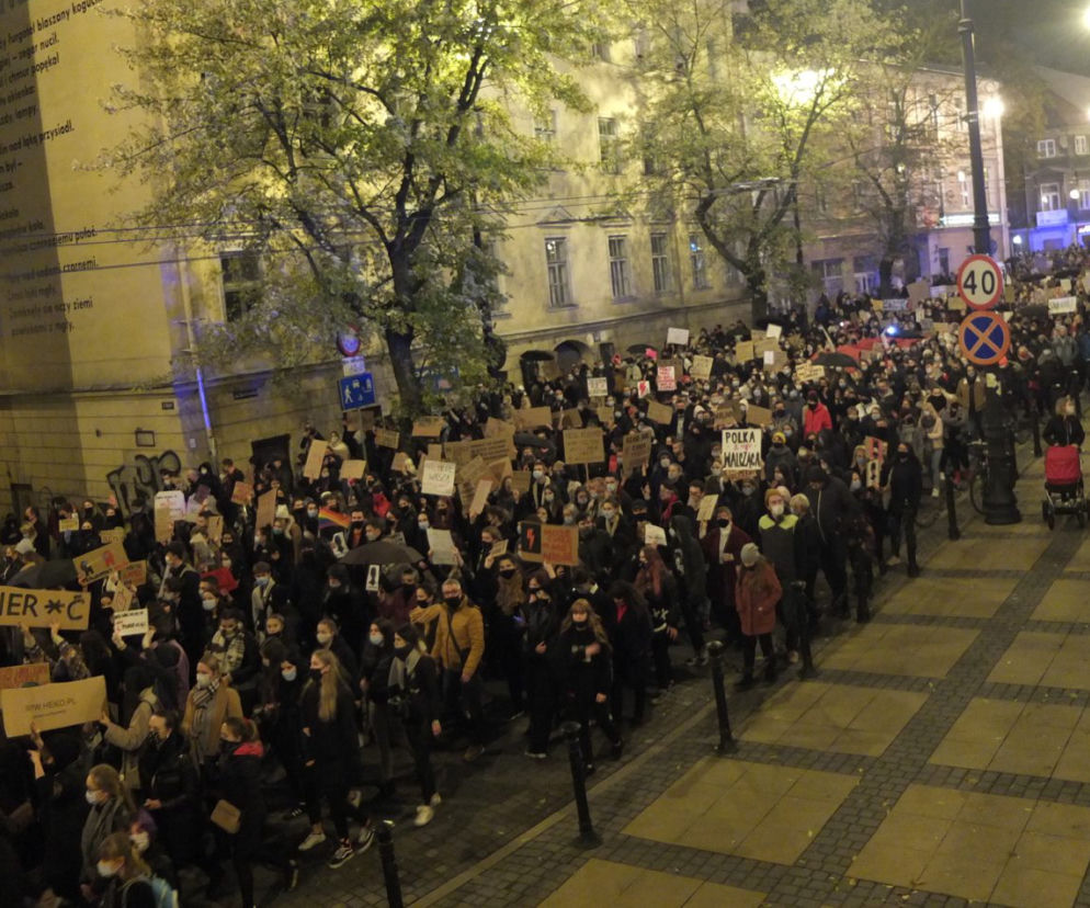 PROTEST KOBIET W LUBLINIE. KILKA TYSIĘCY OSÓB PRZEMASZEROWAŁO POD ARCHIKATEDRĘ I KURIĘ LUBELSKĄ. ŚWIĄTYNI MODLITWĄ BRONILI PRAWICOWCY