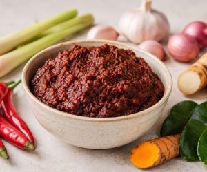 Pasta rendang. Ten aromatyczny dodatek zmienia zwykłego kurczaka i warzywa w danie pełne indonezyjskiego smaku