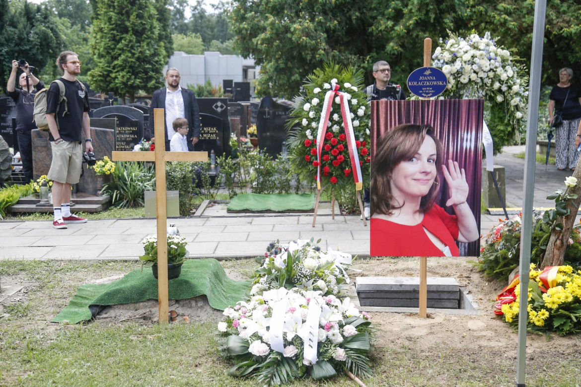 Fani i artyści żegnają Joannę Kołaczkowską. Pogrzeb artystki na Powązkach [ZDJĘCIA]