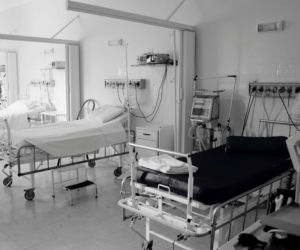Tragiczny finał wypadku pod Bochnią. Nie żyje 3-letni chłopiec, który wpadł do stawu