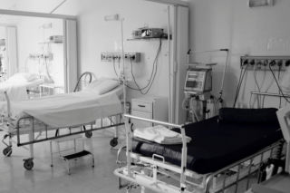 Tragiczny finał wypadku pod Bochnią. Nie żyje 3-letni chłopiec, który wpadł do stawu