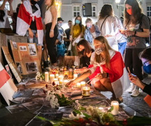 Manifestacja Białorusinów na rynku w Krakowie. Precz z Łukaszenką!
