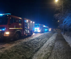 PILNE: Zablokowana droga nr 42. Zderzenie dwóch osobówek i dostawczego busa