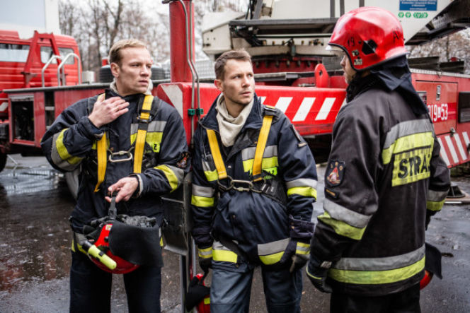 Strażacy 2 odc. 13. Wojtek (Maciej Mikołajczyk), Staszek Młody (Mateusz Banasiuk), Adam (Maciej Zakościelny)