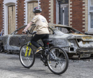 Ofiara nożownika z Belfastu wcześniej była więziona i torturowana. Miasto w rozsypce, służby nie potrafią zatrzymać zamieszek