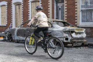 Ofiara nożownika z Belfastu wcześniej była więziona i torturowana. Miasto w rozsypce, służby nie potrafią zatrzymać zamieszek