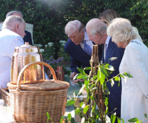 Król Karol i królowa Kamila u Trumpów. Melania dała im herbatę, a potem pokazała pasiekę w kształcie Białego Domu