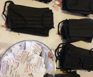 Policjantka z mężem-ratownikiem szyją maseczki dla lekarzy! [ZDJĘCIA]