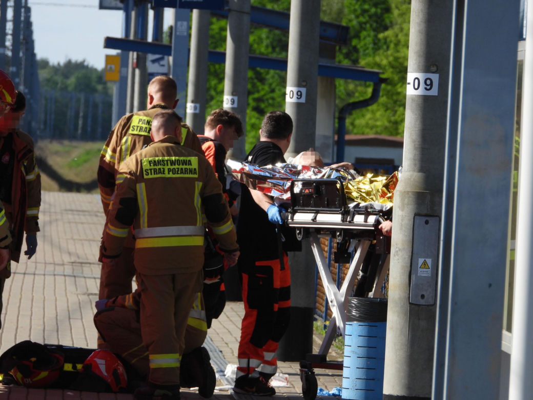 Poważny wypadek na stacji. Mężczyzna stał na krawędzi peronu, został zahaczony przez pociąg
