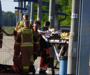 Poważny wypadek na stacji. Mężczyzna stał na krawędzi peronu, został zahaczony przez pociąg