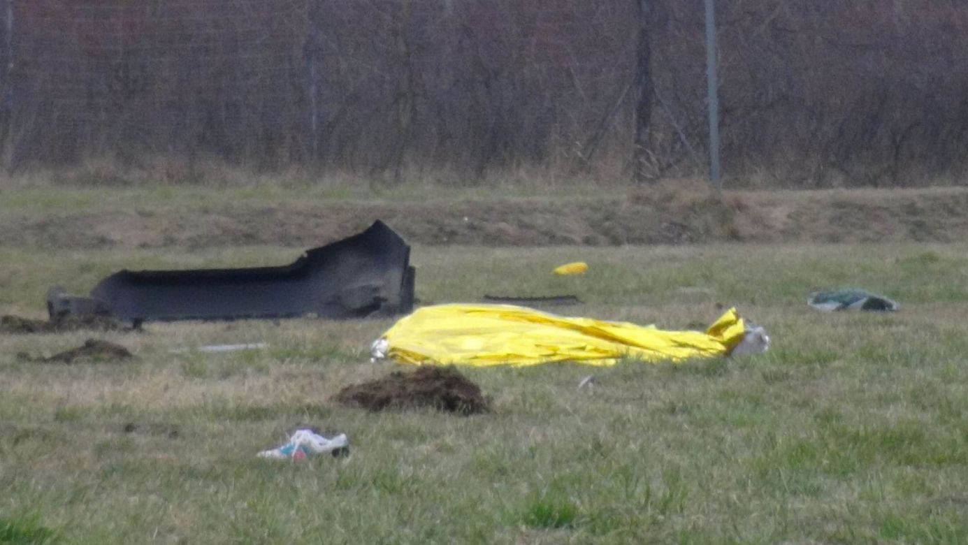 Koszmarny wypadek pod Brwinowem. Z koziołkującej hondy wypadli pasażerowie i kierowca. Jedna osoba zginęła na miejscu