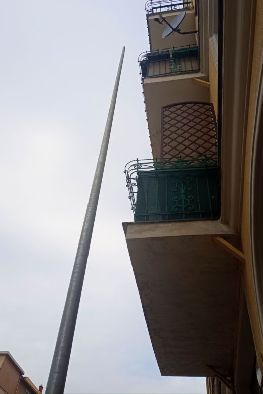 Balkon z widokiem na... słup