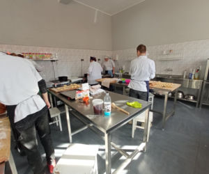 Warsztaty pieczenia pączków w grudziądzkim gastronomiku