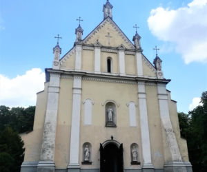 To jedno z najpiękniejszych miast w woj. łódzkim. Rośnie w nim dąb, pod którym miał odpoczywać Napoleon