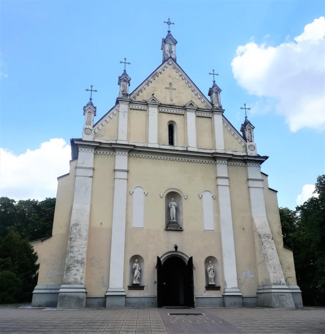 To jedno z najpiękniejszych miast w woj. łódzkim. Rośnie w nim dąb, pod którym miał odpoczywać Napoleon