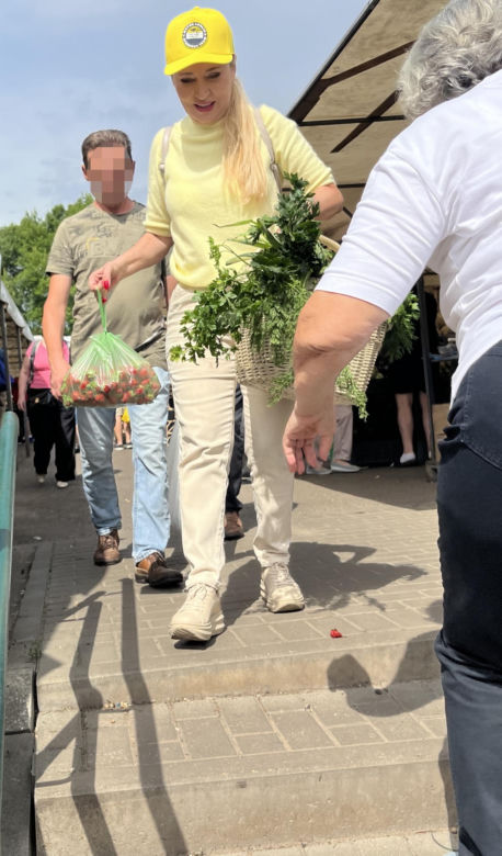 Europosłanka Wcisło buszuje na bazarku.