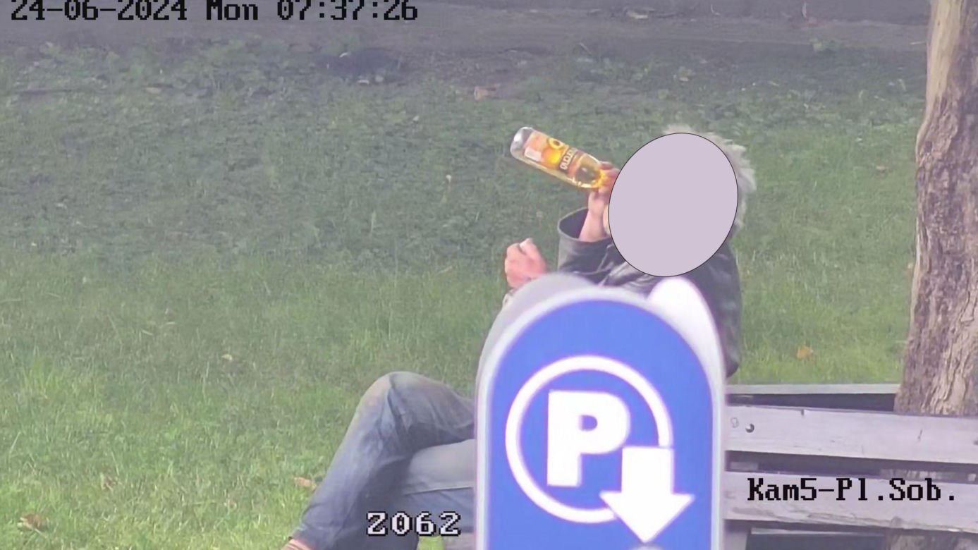 Strażnicy miejscy walczą z pijącymi „pod chmurką”. Tytuły wpisów mundurowych robią furorę!