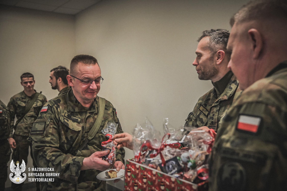 Miłym akcentem tego dnia było również przekazanie żołnierzom laurek wykonanych przez dzieci w ramach akcji zainicjowanej przez 5MBOT „Wdzięczność bez granic”. 