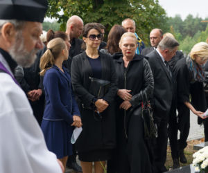 Na Wspólnej 2195. Pogrzeb Adama. Weronika (Renata Dancewicz), Antosia (Gabrysia Jeżółkowska), Agnieszka (Katarzyna Walter)