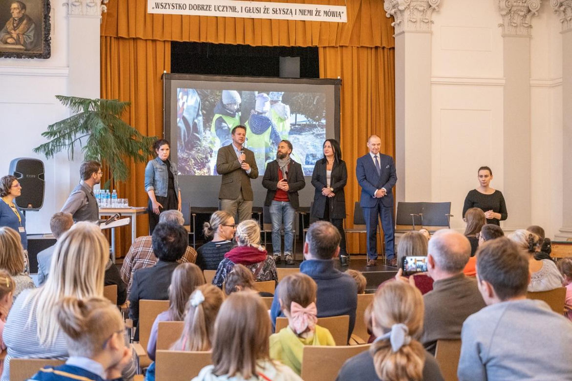 Plac Trzech Krzyży - drzewa mają swoich patronów 
